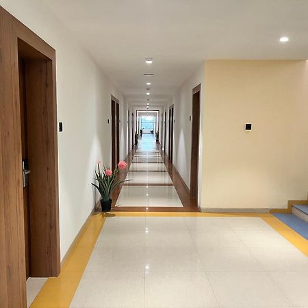 Hotel Avenue Plaza Mundra Esterno foto