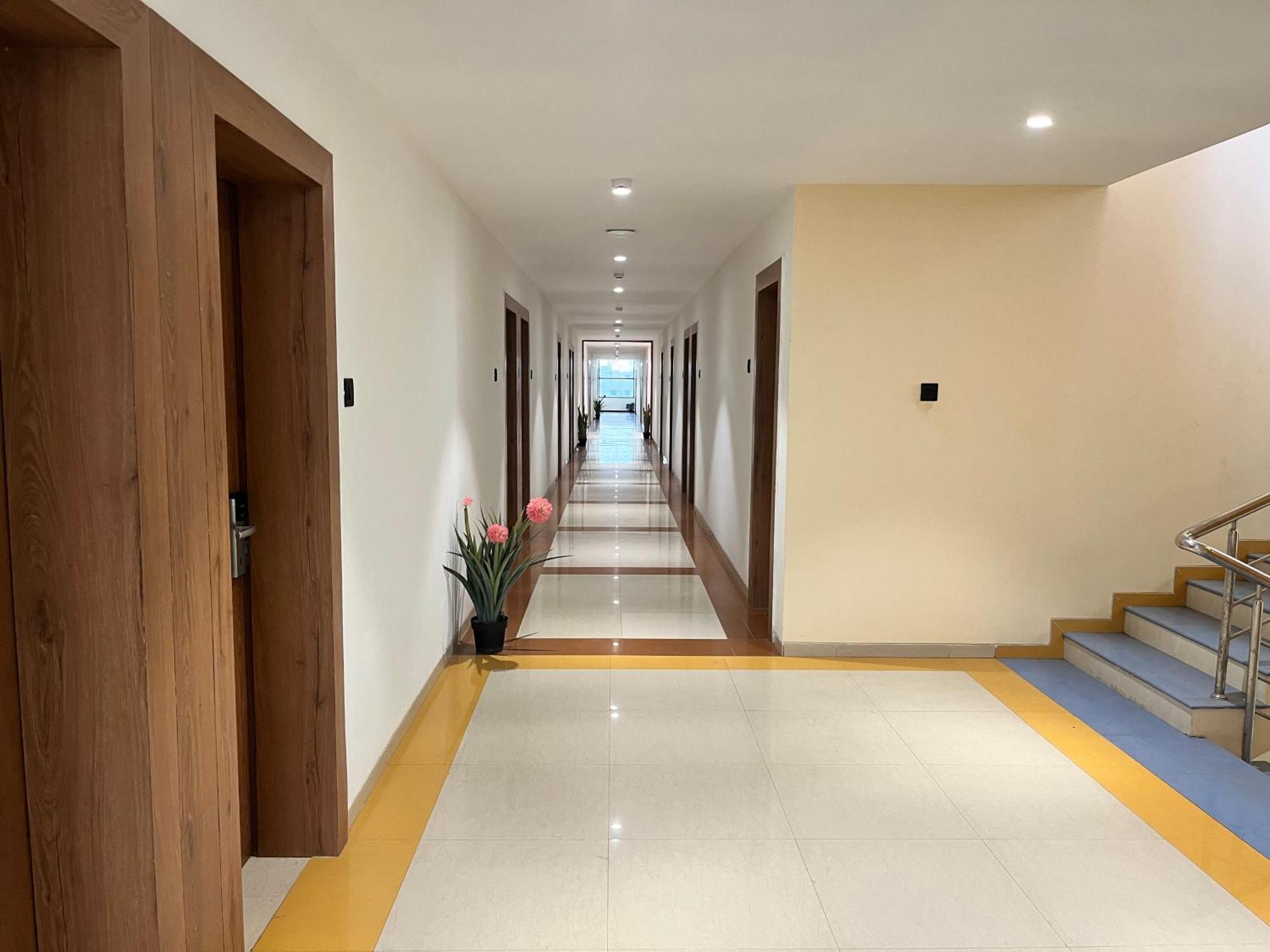 Hotel Avenue Plaza Mundra Esterno foto